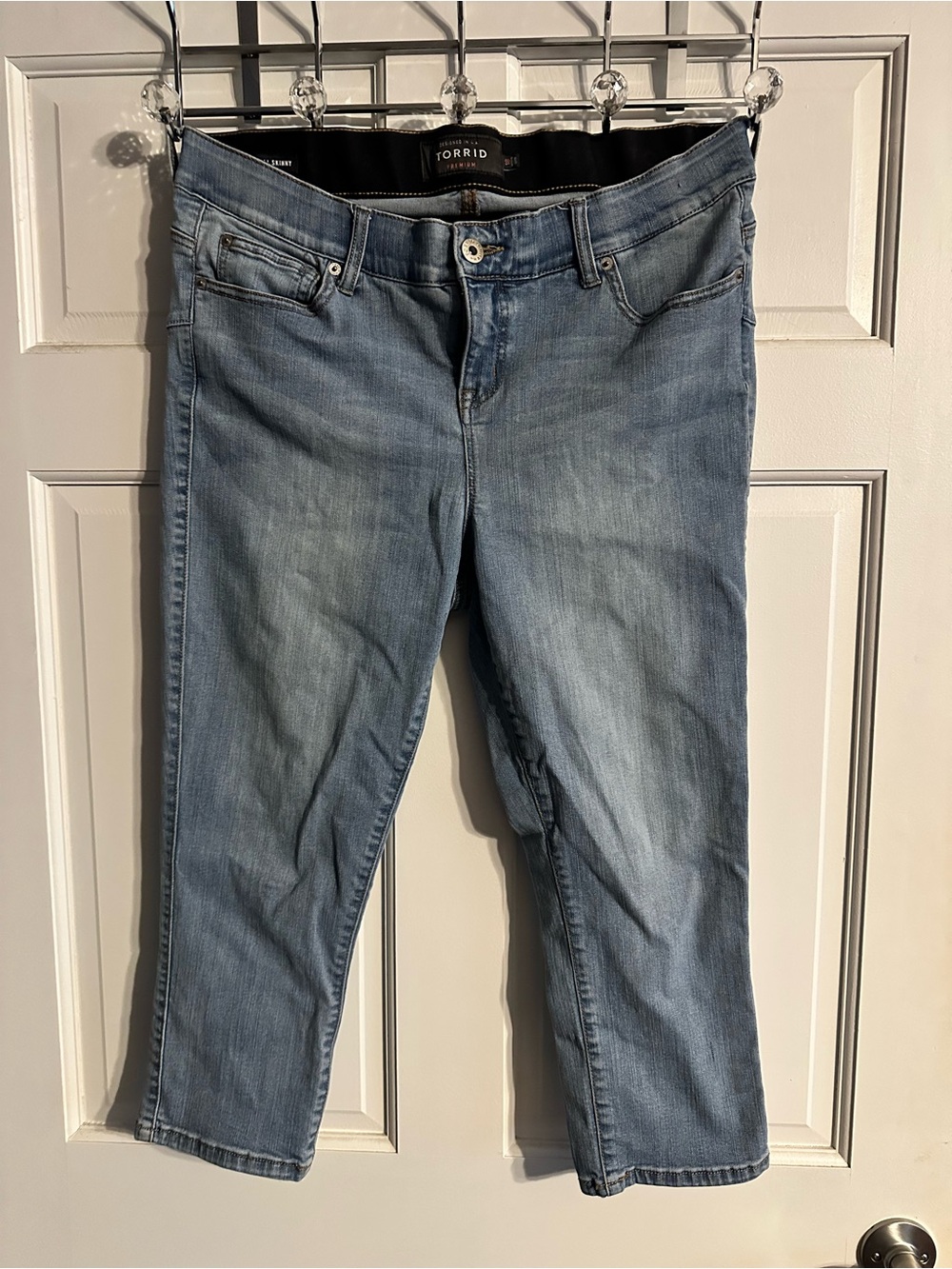 Size 18 torrid Light Wash Capris in Blue